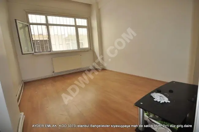 Apartment 2+1 for sale with an area of 95 square meters, flat entrance in Istanbul, Siyavuşpaşa neighborhood, in Bahçelievler