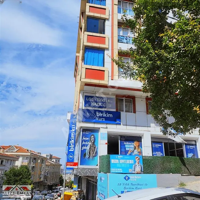 An office in a safe area near the municipality in a well-known neighborhood