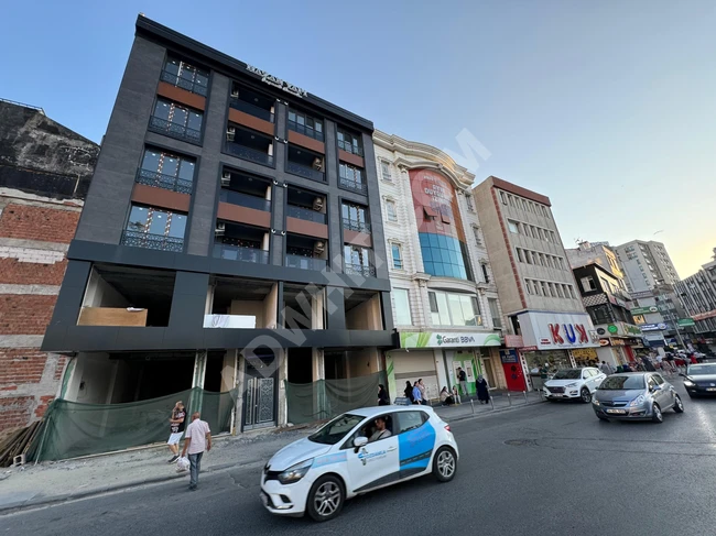 Commercial shops with an area of 275 m² in July 15 Square, Zeytinburnu