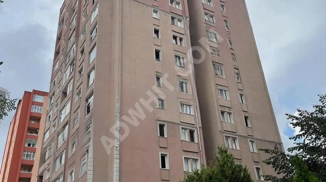 An empty 3+1 apartment, 145 square meters, located in a complex near the Metrobus in ÇEVRECİLER