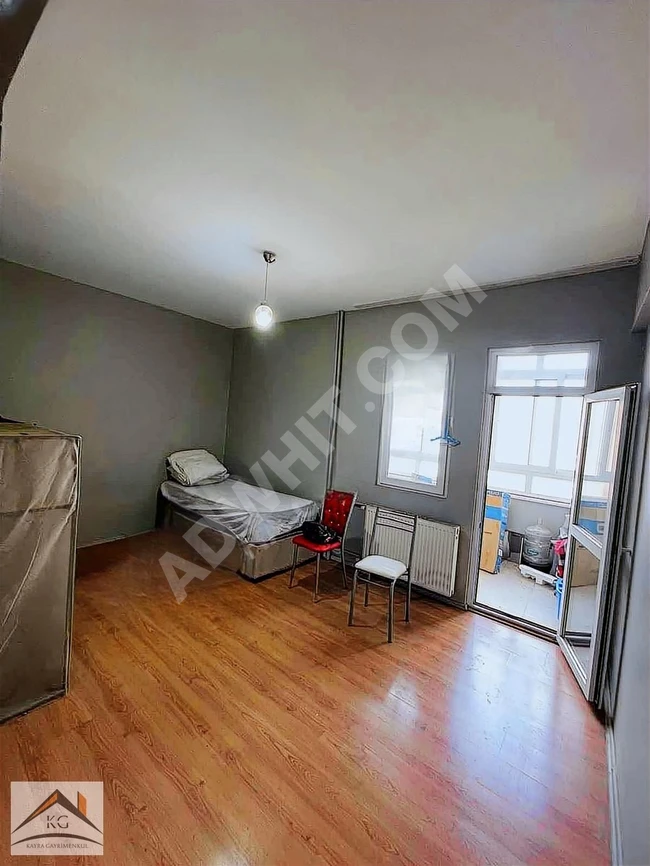 An empty 3+1 apartment, 145 square meters, located in a complex near the Metrobus in ÇEVRECİLER