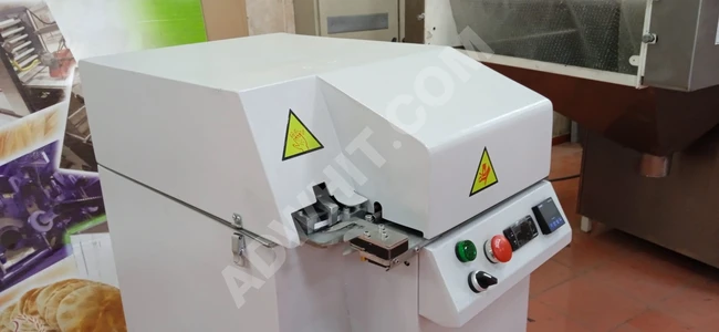 Bag sealing machine