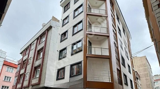 A 2+1 apartment with an area of 78m² in the Yeşil Tepe neighborhood of Zeytinburnu, one year old, equipped with an elevator and located on a corner