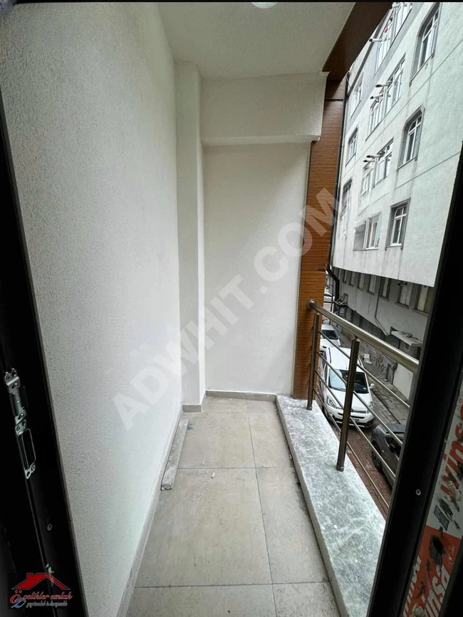 A 2+1 apartment with an area of 78m² in the Yeşil Tepe neighborhood of Zeytinburnu, one year old, equipped with an elevator and located on a corner