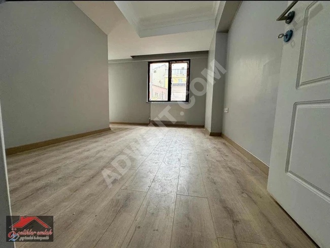 A 2+1 apartment with an area of 78m² in the Yeşil Tepe neighborhood of Zeytinburnu, one year old, equipped with an elevator and located on a corner