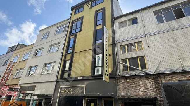 A cost-free 5-story building equipped with a freight elevator available for rent from NET GAYRİMENKUL