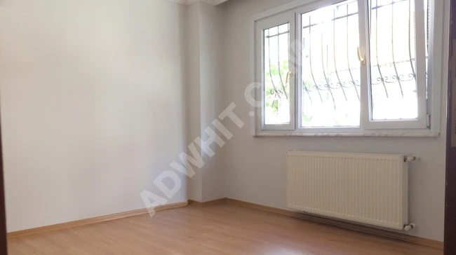 2+1 apartment with a separate kitchen in MECİDİYEKÖY, 15 minutes from the metrobus, in a family-oriented building