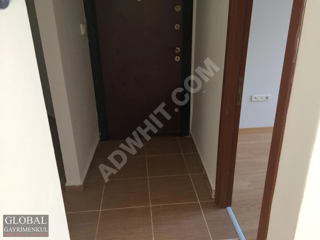 2+1 apartment with a separate kitchen in MECİDİYEKÖY, 15 minutes from the metrobus, in a family-oriented building