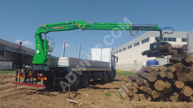 Timber loader, timber grab. A model equipped with a rotator