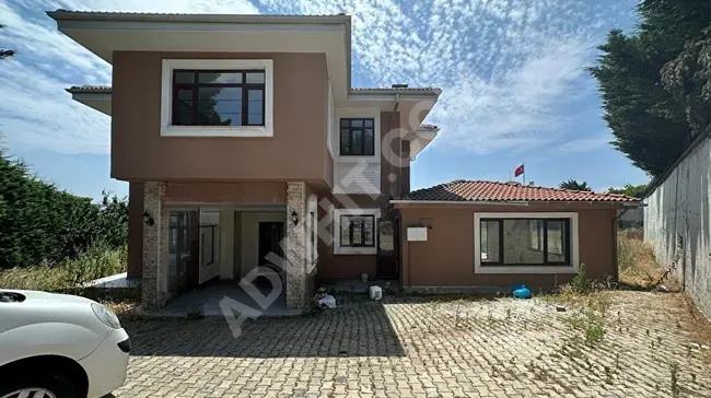 Sırtköy bulvarı Hisar evleri sitesinde 6+1 Triplex Havuzlu deniz manzaralı 300m2 villa