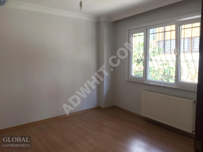 2+1 apartment with a separate kitchen in MECİDİYEKÖY, 15 minutes from the metrobus, in a family-oriented building