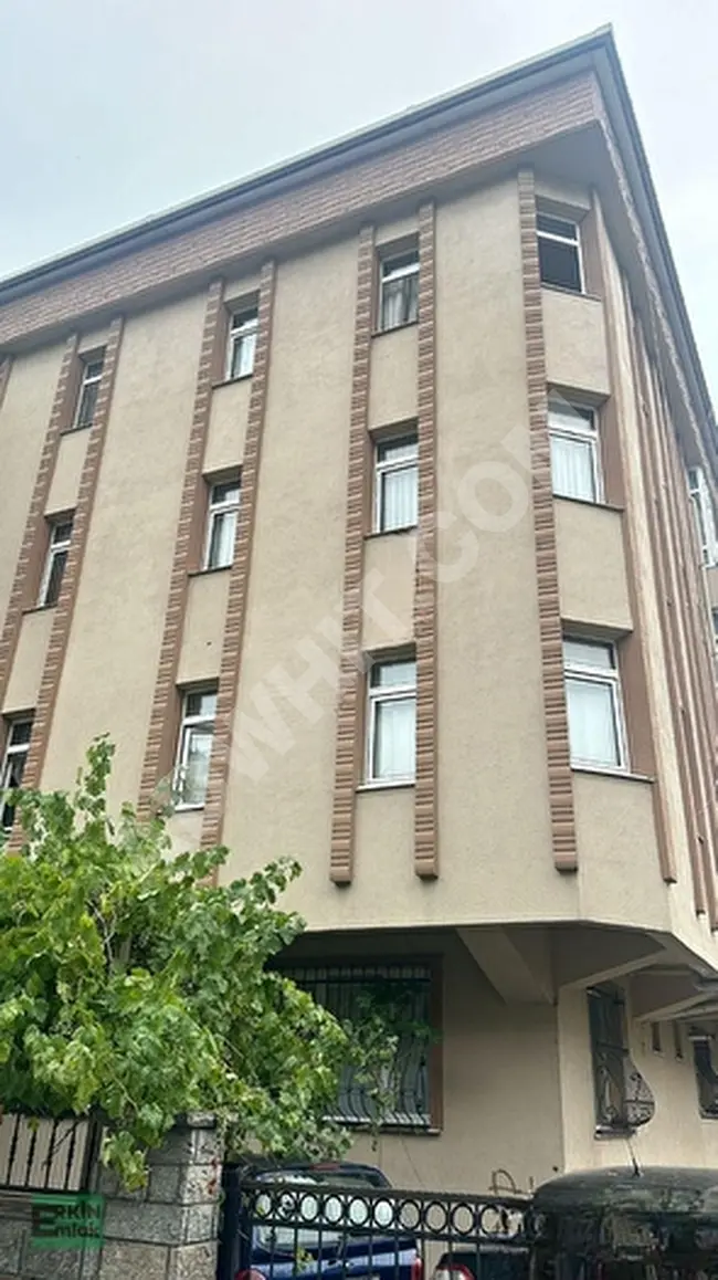 A building with 5 floors, each floor with an area of 150 square meters, containing 3 rooms and a living room with a master bathroom, located on Kaptanlar Street