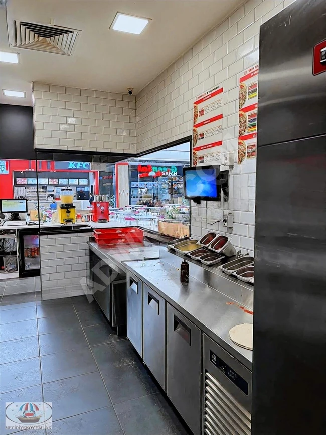 An active pizza salon inside a shopping center in the BEŞİKTAŞ area