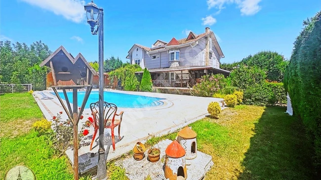 Unique villa with a pool on a 2-donum plot of land in Çatalca Elbasan