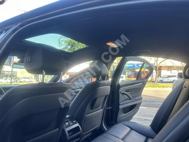 2013 BMW 520i M Sport car equipped with a sunroof, heads-up display, NBT navigation system, and electric trunk