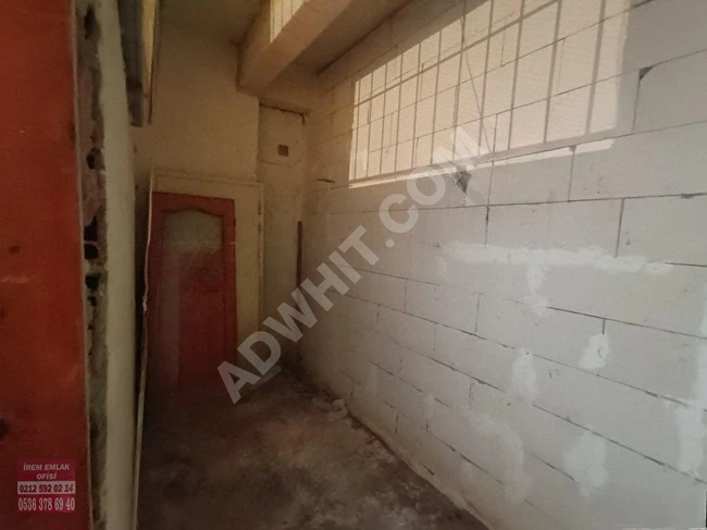 Commercial space for rent with a bathroom, featuring an automatic door for opening and closing in the Yeşilova area