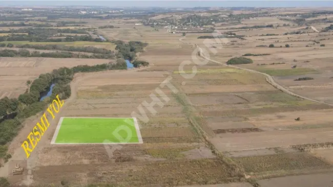 A plot of land with an area of 243 m² in an elevated location near the village in Uzunköprü Muhacırkadı