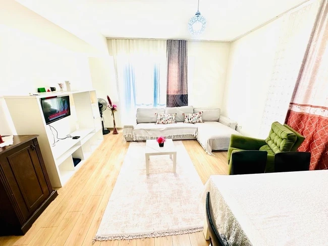 Kısa süreli kiralık üç odalı daire.