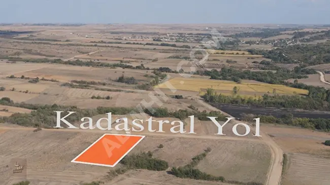 Land with an area of 862 square meters in the village of Muhacırkadı in Uzunköprü, close to the main road, located on an elevated site