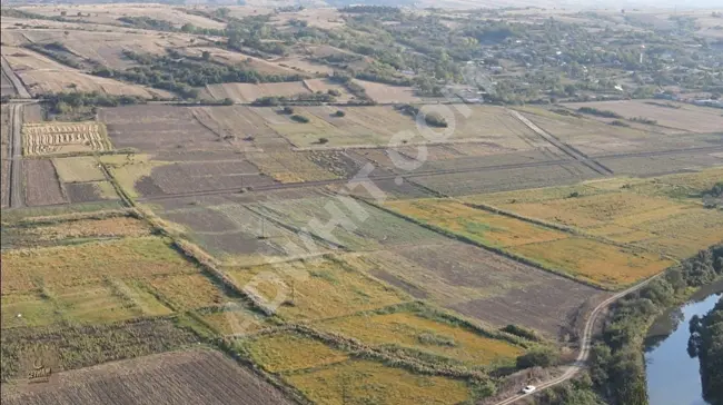 In the village Uzunköprü Muhacırkadı, a plot of land measuring 181 m² in an elevated location and close to the village