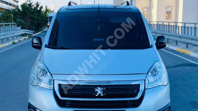 ميني فان للبيع  PEUGEOT PARTNER موديل2017 مع سقف بانوراما خالٍية من الأخطاء كاملة