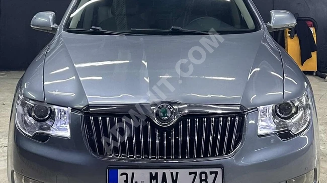 سيارة Škoda Superb 2010 بمحرك 2.0 TDI وناقل حركة أوتوماتيكي، مزودة بمقاعد كهربائية وتدفئة للمقاعد ونظام ركن تلقائي.