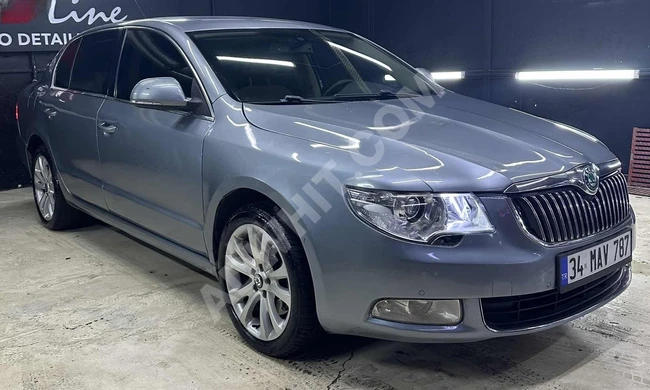 سيارة Škoda Superb 2010 بمحرك 2.0 TDI وناقل حركة أوتوماتيكي، مزودة بمقاعد كهربائية وتدفئة للمقاعد ونظام ركن تلقائي.