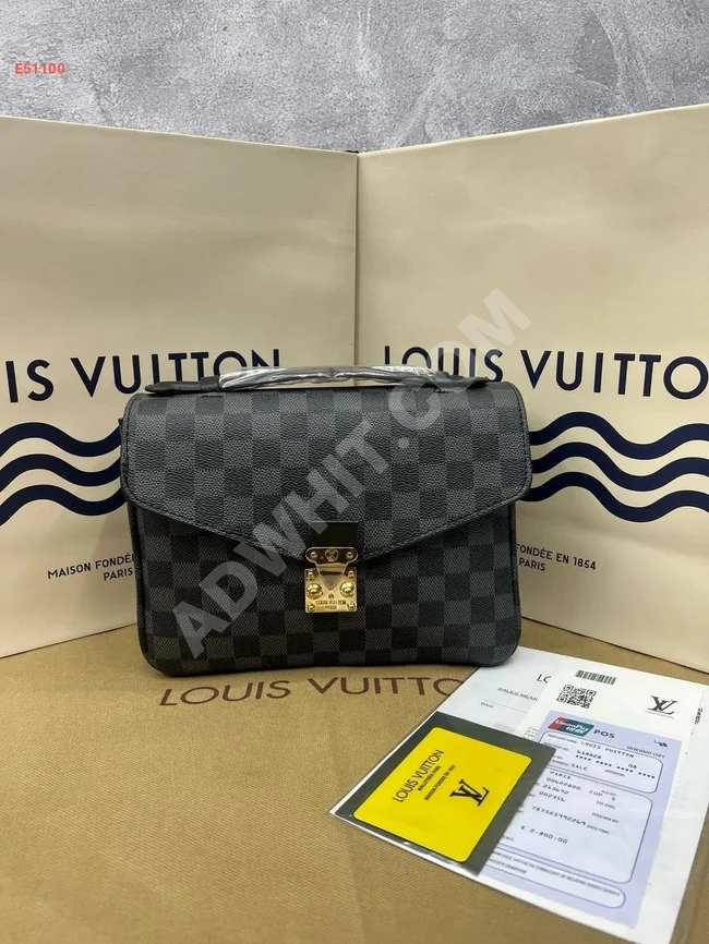 Louis Vuitton kare desenli çanta.