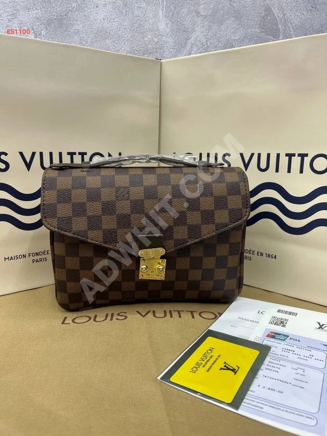 Louis Vuitton kare desenli çanta.