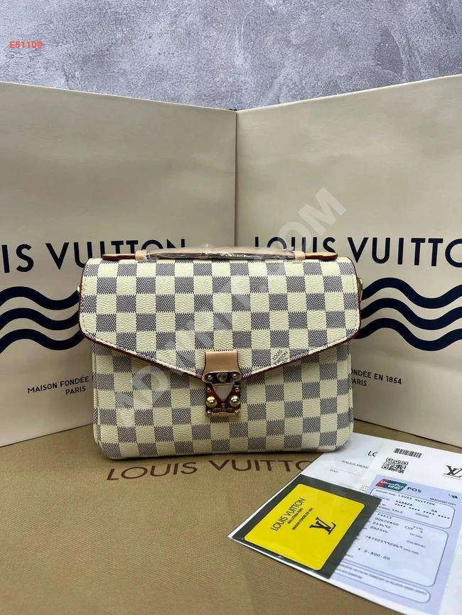 Louis Vuitton kare desenli çanta.