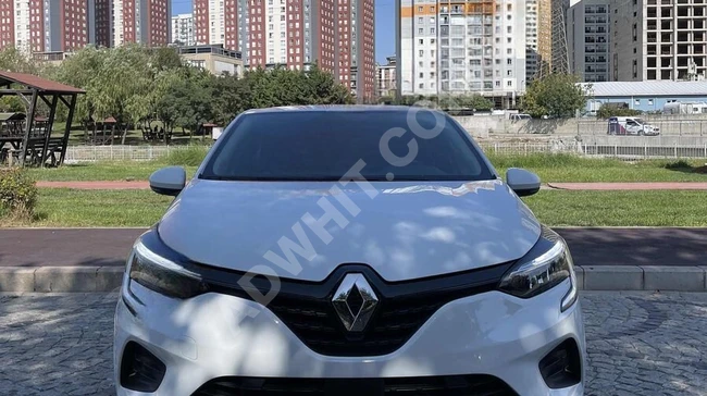 Renault Clio 2021 car maintained by the dealership without any changes