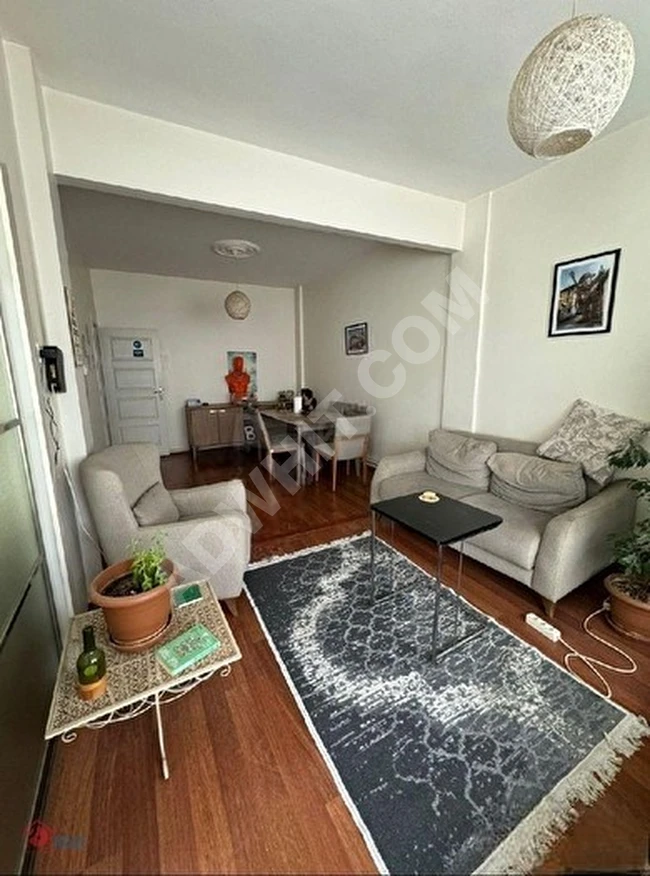 Apartment for sale in Beşiktaş on the street, middle floor, double-sided view with a balcony