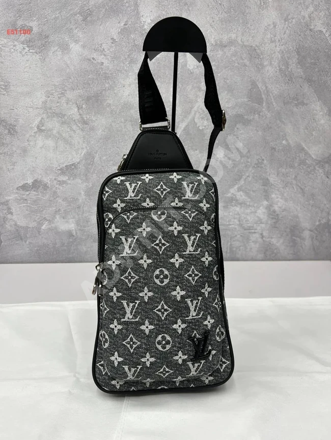 Büyük Louis Vuitton omuz çantası.