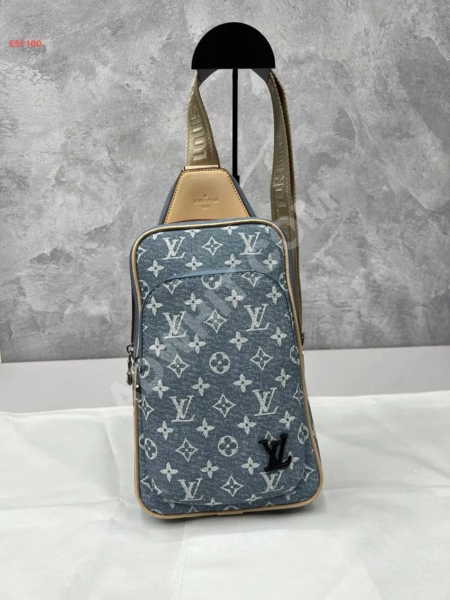 Büyük Louis Vuitton omuz çantası.