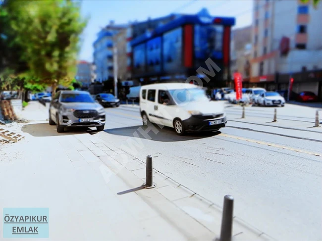 GÜNGÖREN CADDESİ'nde, tramvay hattına yakın, 98 m² kiralık iş yeri.