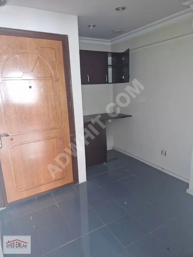 Apartment with an area of 35 square meters, clean and without expenses, opportunity for sale in Kadıköy OSMANAĞA near Boğa