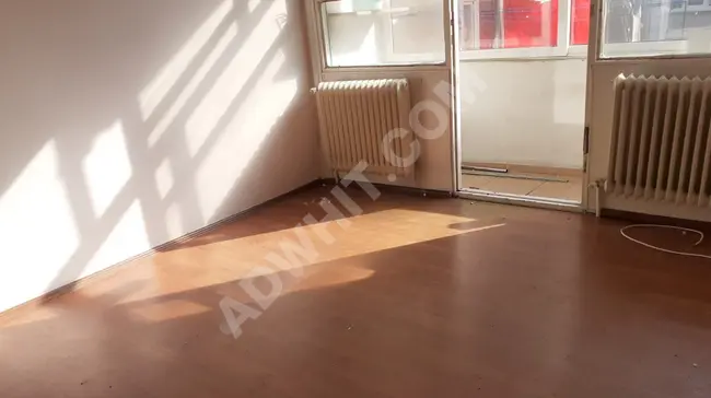 3+1 apartment with an area of 120 square meters, clean and well-maintained on the first floor, an opportunity in Kadıköy Rasimpaşa