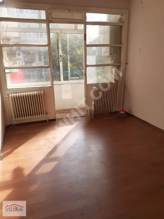 3+1 apartment with an area of 120 square meters, clean and well-maintained on the first floor, an opportunity in Kadıköy Rasimpaşa