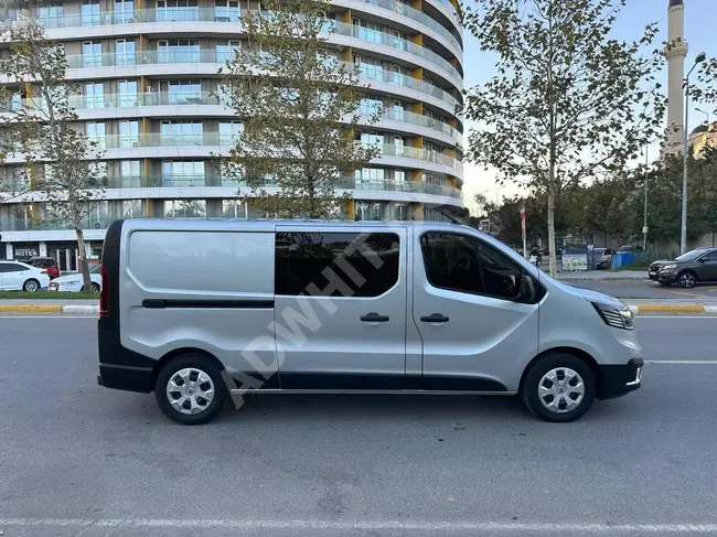 2022 - RENAULT TRAFIC - 5+1 seats - Screen - Rear parking camera - from AKCAR