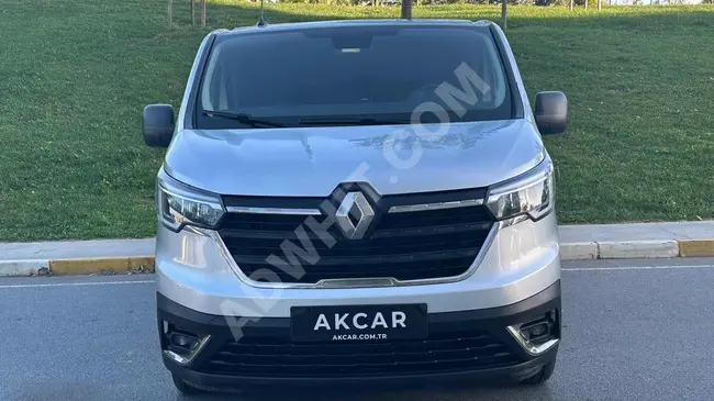 2022 - RENAULT TRAFİC  - مقاعد 5+1 - شاشة - كاميرا خلفية للركن - من AKCAR