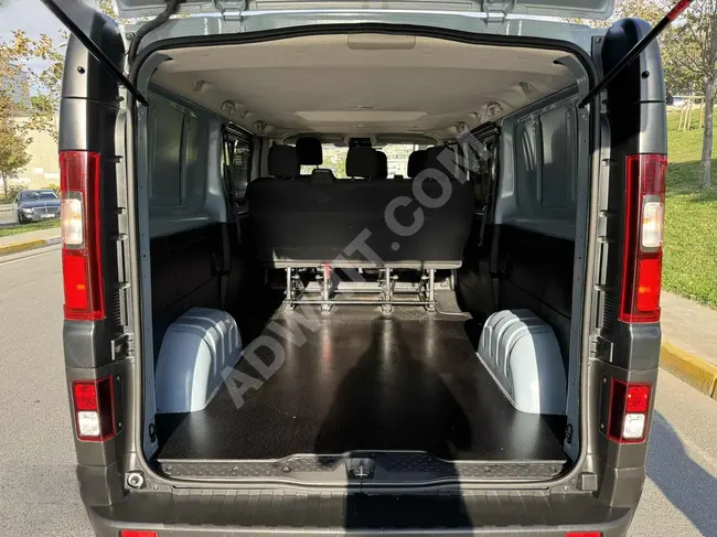 RENAULT TRAFIC - 5+1 seats - Screen - No defects and no paint and no accident record - from AKCAR