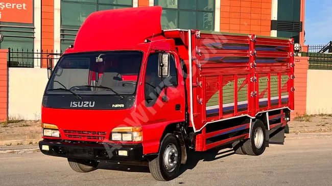 شاحنةISUZU NPR موديل 2006 مع صندوق خشبي مفتوح - 280,000 كيلومتر أصلية