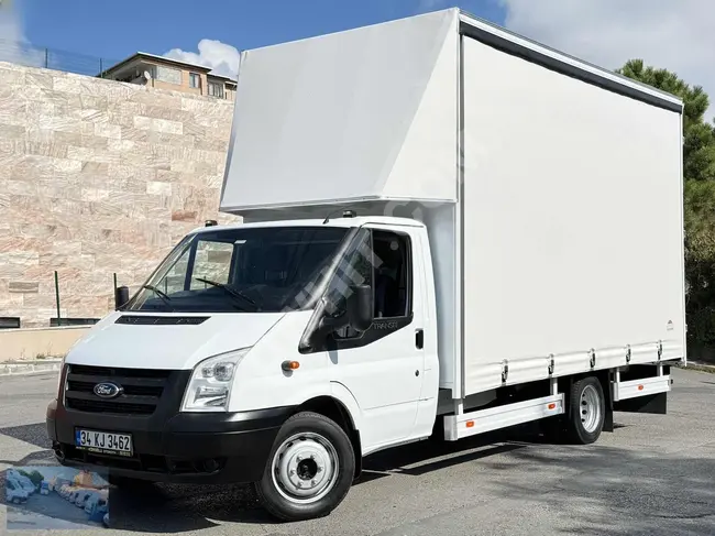 Equipped with air conditioning - 4.80 meters long - 30 cubic meters with a new sliding curtain