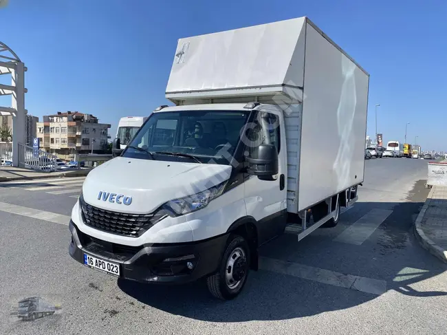 شاحنة IVECO DALY 4100 بشاسيه طويل وصندوق مغطى.