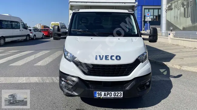 شاحنة IVECO DALY 4100 بشاسيه طويل وصندوق مغطى.