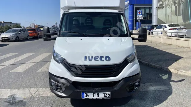 شاحنة IVECO DALY موديل 2022 مع صندوق بستارة منزلقة جديدة.