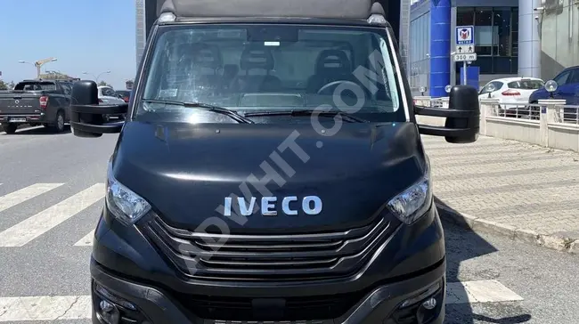 شاحنة IVECO DALY بلون خاص مع صندوق ألياف زجاجية مناسبة لـ 10 بالات