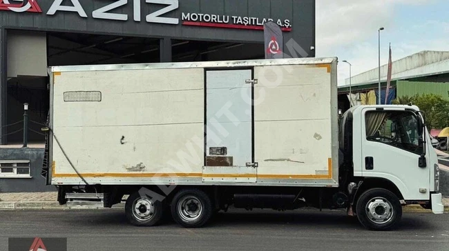 ISUZU MITSUBISHI truck with a crane and a fiber box that holds 10 platforms - from AZIZ