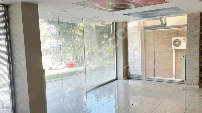 Commercial space consisting of three floors with an area of 250 square meters in a new building on the street for rent