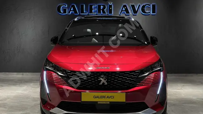 سيارة Peugeot موديل 2023، عداد 15,000 كم، خالية من الحوادث، بدون دهن، مزودة بحزمة أمان وسقف بانورامي.